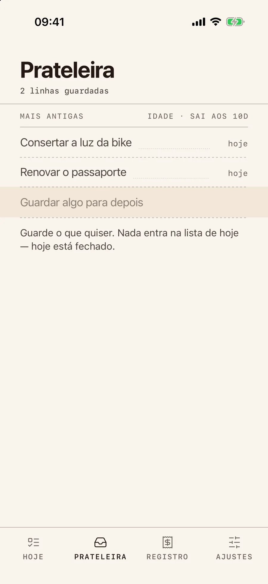 A tela Prateleira do Consigo. O título lê Prateleira, 2 linhas guardadas. Duas linhas: “Consertar a luz da bike” e “Renovar o passaporte”, as duas com idade de hoje. Um campo lê “Guardar algo para depois”, sem contagem restante. Embaixo: “Guarde o que quiser. Nada entra na lista de hoje — hoje está fechado.”