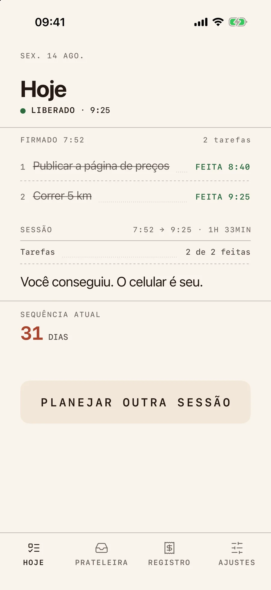 O mesmo dia, encerrado. Uma lâmpada verde lê LIBERADO · 9:25. O recibo: FIRMADO 7:52, 2 tarefas — “Publicar a página de preços” FEITA 8:40 e “Correr 5 km” FEITA 9:25, sessão 7:52 → 9:25 · 1H 33MIN. Embaixo: “Você conseguiu. O celular é seu.” Depois SEQUÊNCIA ATUAL 31 DIAS e a placa PLANEJAR OUTRA SESSÃO.