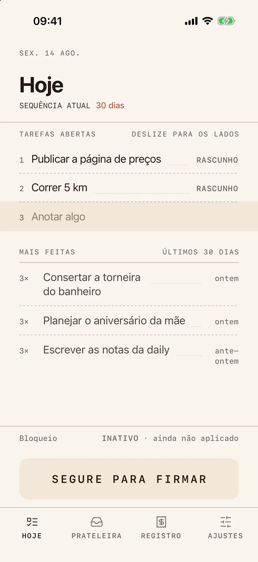 A tela Hoje do Consigo no planejamento, datada SEX. 14 AGO. SEQUÊNCIA ATUAL marca 30 dias. Dois itens em RASCUNHO — “Publicar a página de preços” e “Correr 5 km” — e uma terceira linha ainda aberta, “Anotar algo”. No rodapé: Bloqueio INATIVO · ainda não aplicado, e o botão SEGURE PARA FIRMAR.