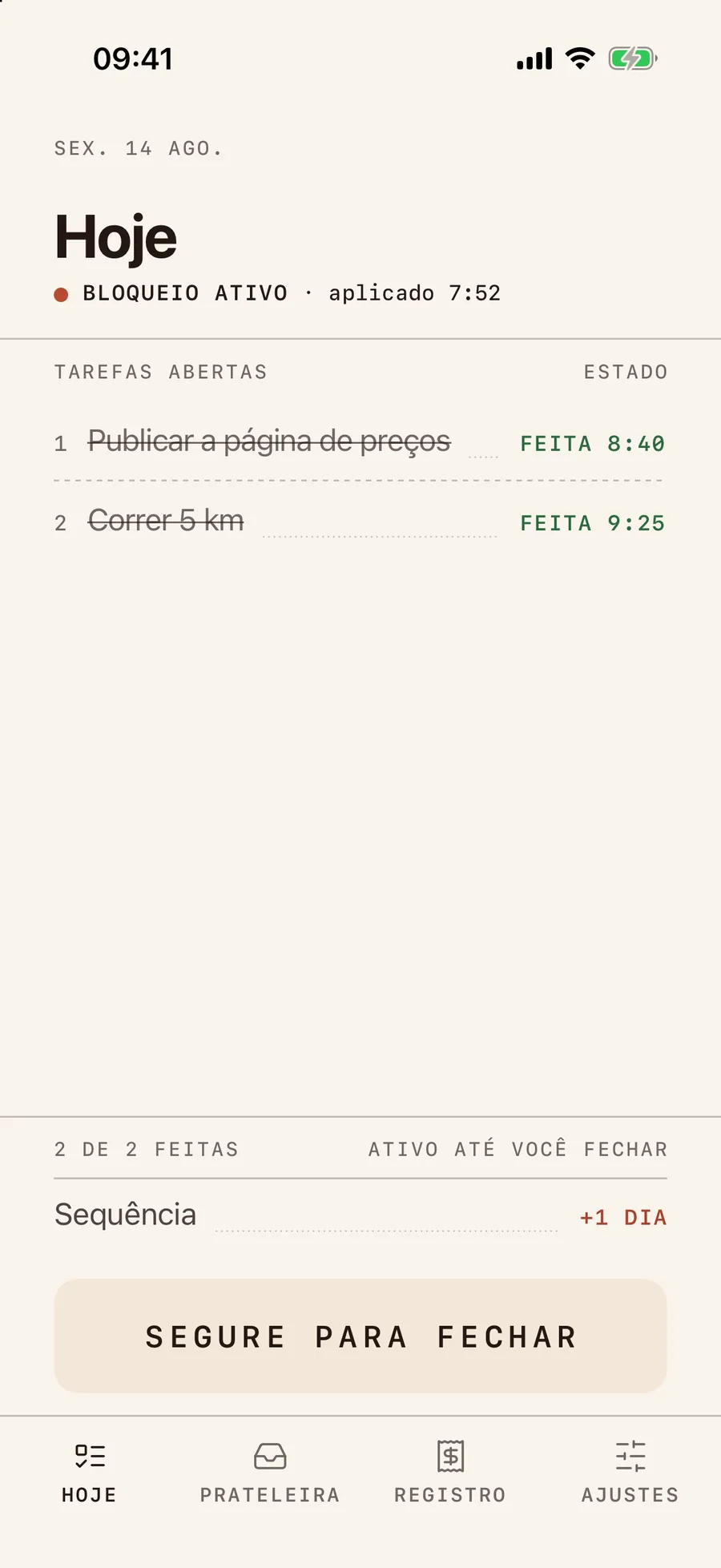 Os mesmos dois itens, riscados: “Publicar a página de preços” FEITA 8:40, “Correr 5 km” FEITA 9:25. A lâmpada ainda lê BLOQUEIO ATIVO · aplicado 7:52. A legenda lê 2 DE 2 FEITAS · ATIVO ATÉ VOCÊ FECHAR. Abaixo, Sequência +1 DIA, e o botão SEGURE PARA FECHAR.